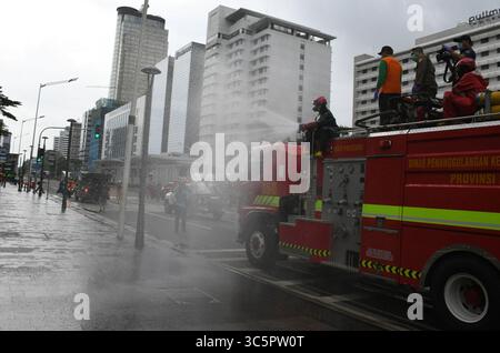 1er janvier 2006, Jakarta, Jakarta, Indonésie : les pompiers pulvérisent du liquide désinfectant dans le quartier de l'hôtel Bundaran en Indonésie, Jakarta, le 22 mars 2020. Le gouvernement provincial de Jakarta a pulvérisé des désinfectants dans les installations publiques dans cinq zones de DKI Jakarta pour prévenir la propagation du virus Corona ou COVID-19. (Crédit image : © Dasril Roszandi/ZUMA Wire) Banque D'Images
