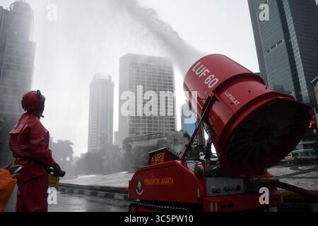 1er janvier 2006, Jakarta, Jakarta, Indonésie : les pompiers pulvérisent du liquide désinfectant dans le quartier de l'hôtel Bundaran en Indonésie, Jakarta, le 22 mars 2020. Le gouvernement provincial de Jakarta a pulvérisé des désinfectants dans les installations publiques dans cinq zones de DKI Jakarta pour prévenir la propagation du virus Corona ou COVID-19. (Crédit image : © Dasril Roszandi/ZUMA Wire) Banque D'Images