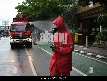 1er janvier 2006, Jakarta, Jakarta, Indonésie : les pompiers pulvérisent du liquide désinfectant dans le quartier de l'hôtel Bundaran en Indonésie, Jakarta, le 22 mars 2020. Le gouvernement provincial de Jakarta a pulvérisé des désinfectants dans les installations publiques dans cinq zones de DKI Jakarta pour prévenir la propagation du virus Corona ou COVID-19. (Crédit image : © Dasril Roszandi/ZUMA Wire) Banque D'Images
