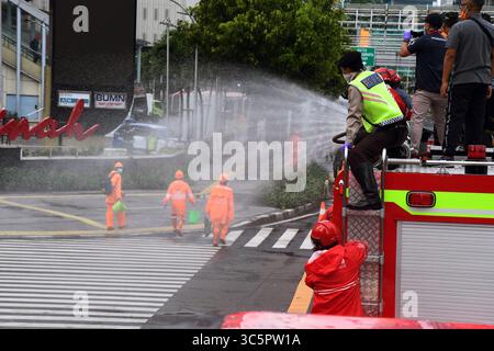 1er janvier 2006, Jakarta, Jakarta, Indonésie : les pompiers pulvérisent du liquide désinfectant dans le quartier de l'hôtel Bundaran en Indonésie, Jakarta, le 22 mars 2020. Le gouvernement provincial de Jakarta a pulvérisé des désinfectants dans les installations publiques dans cinq zones de DKI Jakarta pour prévenir la propagation du virus Corona ou COVID-19. (Crédit image : © Dasril Roszandi/ZUMA Wire) Banque D'Images