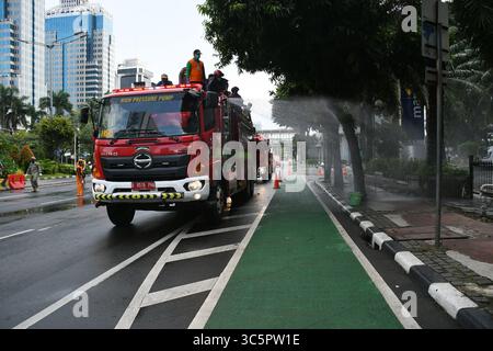1er janvier 2006, Jakarta, Jakarta, Indonésie : les pompiers pulvérisent du liquide désinfectant dans le quartier de l'hôtel Bundaran en Indonésie, Jakarta, le 22 mars 2020. Le gouvernement provincial de Jakarta a pulvérisé des désinfectants dans les installations publiques dans cinq zones de DKI Jakarta pour prévenir la propagation du virus Corona ou COVID-19. (Crédit image : © Dasril Roszandi/ZUMA Wire) Banque D'Images