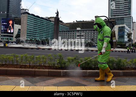 1er janvier 2006, Jakarta, Jakarta, Indonésie : les pompiers pulvérisent du liquide désinfectant dans le quartier de l'hôtel Bundaran en Indonésie, Jakarta, le 22 mars 2020. Le gouvernement provincial de Jakarta a pulvérisé des désinfectants dans les installations publiques dans cinq zones de DKI Jakarta pour prévenir la propagation du virus Corona ou COVID-19. (Crédit image : © Dasril Roszandi/ZUMA Wire) Banque D'Images