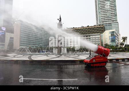 1er janvier 2006, Jakarta, Jakarta, Indonésie : les pompiers pulvérisent du liquide désinfectant dans le quartier de l'hôtel Bundaran en Indonésie, Jakarta, le 22 mars 2020. Le gouvernement provincial de Jakarta a pulvérisé des désinfectants dans les installations publiques dans cinq zones de DKI Jakarta pour prévenir la propagation du virus Corona ou COVID-19. (Crédit image : © Dasril Roszandi/ZUMA Wire) Banque D'Images
