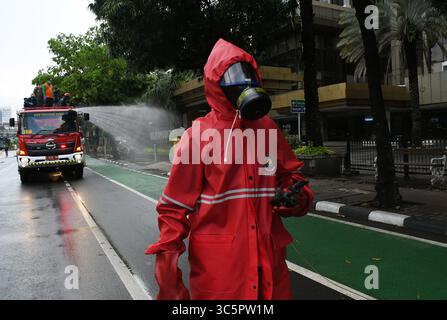 1er janvier 2006, Jakarta, Jakarta, Indonésie : les pompiers pulvérisent du liquide désinfectant dans le quartier de l'hôtel Bundaran en Indonésie, Jakarta, le 22 mars 2020. Le gouvernement provincial de Jakarta a pulvérisé des désinfectants dans les installations publiques dans cinq zones de DKI Jakarta pour prévenir la propagation du virus Corona ou COVID-19. (Crédit image : © Dasril Roszandi/ZUMA Wire) Banque D'Images