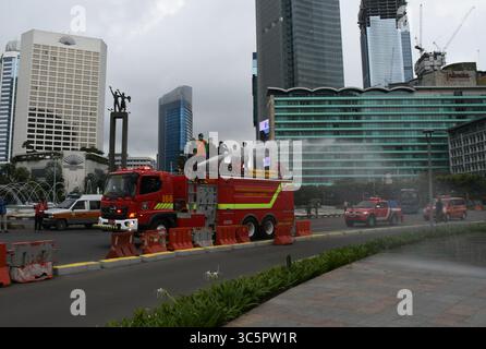 1er janvier 2006, Jakarta, Jakarta, Indonésie : les pompiers pulvérisent du liquide désinfectant dans le quartier de l'hôtel Bundaran en Indonésie, Jakarta, le 22 mars 2020. Le gouvernement provincial de Jakarta a pulvérisé des désinfectants dans les installations publiques dans cinq zones de DKI Jakarta pour prévenir la propagation du virus Corona ou COVID-19. (Crédit image : © Dasril Roszandi/ZUMA Wire) Banque D'Images