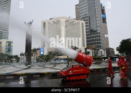 1er janvier 2006, Jakarta, Jakarta, Indonésie : les pompiers pulvérisent du liquide désinfectant dans le quartier de l'hôtel Bundaran en Indonésie, Jakarta, le 22 mars 2020. Le gouvernement provincial de Jakarta a pulvérisé des désinfectants dans les installations publiques dans cinq zones de DKI Jakarta pour prévenir la propagation du virus Corona ou COVID-19. (Crédit image : © Dasril Roszandi/ZUMA Wire) Banque D'Images