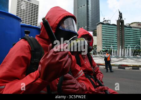 1er janvier 2006, Jakarta, Jakarta, Indonésie : les pompiers pulvérisent du liquide désinfectant dans le quartier de l'hôtel Bundaran en Indonésie, Jakarta, le 22 mars 2020. Le gouvernement provincial de Jakarta a pulvérisé des désinfectants dans les installations publiques dans cinq zones de DKI Jakarta pour prévenir la propagation du virus Corona ou COVID-19. (Crédit image : © Dasril Roszandi/ZUMA Wire) Banque D'Images