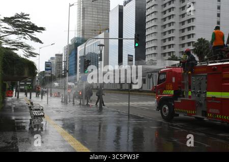 1er janvier 2006, Jakarta, Jakarta, Indonésie : les pompiers pulvérisent du liquide désinfectant dans le quartier de l'hôtel Bundaran en Indonésie, Jakarta, le 22 mars 2020. Le gouvernement provincial de Jakarta a pulvérisé des désinfectants dans les installations publiques dans cinq zones de DKI Jakarta pour prévenir la propagation du virus Corona ou COVID-19. (Crédit image : © Dasril Roszandi/ZUMA Wire) Banque D'Images
