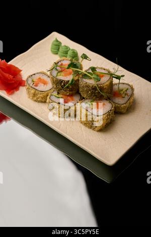 Restaurant japonais, assiette à roulettes ou plateau à sushi maki gunkan. Banque D'Images