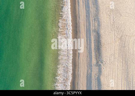 Vue aérienne minimaliste d'un rivage de la plage. Concept simplicité et lignes naturelles. Banque D'Images