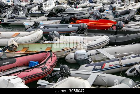 Vue en angle élevé de nombreux bateaux gonflables et canots étroitement emballés ensemble dans un port de plaisance animé / port Salcombe Devon Royaume-Uni Banque D'Images