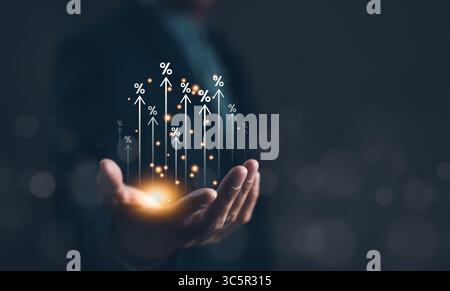 Concept de taux d'intérêt et de dividende. Main d'homme d'affaires avec flèche montante et icône de pourcentage. Finance d'entreprise et concept monétaire, croissance des investissements, Ret Banque D'Images