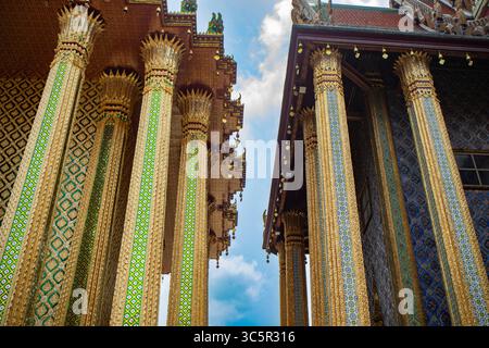 Colonnes dorées du Panthéon royal et des bâtiments Pra Mondop du Grand Palais à Bangkok, Thaïlande Banque D'Images