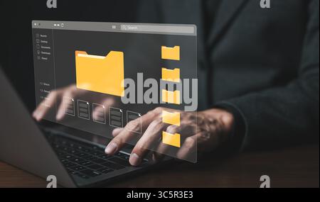 (DMS) concept de système de gestion de documents. Homme d'affaires utilisant l'ordinateur pour gérer les fichiers de document dans les dossiers. stockage de fichiers de dossiers sur le cloud. Banque D'Images