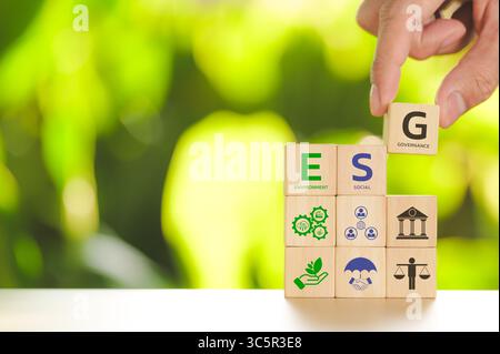 Concept d'entreprise d'investissement ESG en matière de gouvernance sociale environnementale. Placer à la main des icônes d'entreprise ESG. durabilité et responsabilité sociale des entreprises. Banque D'Images