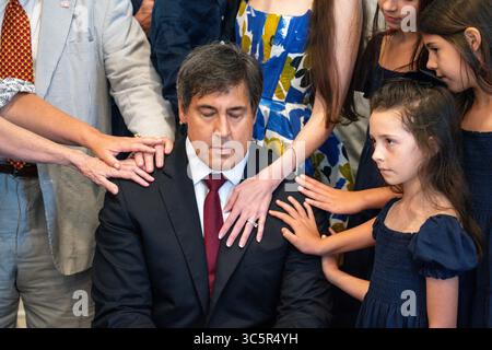 Charleston (États-Unis d'Amérique). 30 juillet 2025. Charleston (États-Unis d'Amérique). 30 juillet 2025. Des supporters jouent l'on of Hands à l'architecte du projet 2025 Paul dans, au centre, lors d'un petit déjeuner de prière à l'église anglicane de Michael, le 30 juillet 2025 à Charleston, Caroline du Sud. Dans a annoncé qu'il se présenterait pour déloger le sénateur républicain Lyndsey Graham Credit : Richard Ellis/Richard Ellis/Alamy Live News Banque D'Images