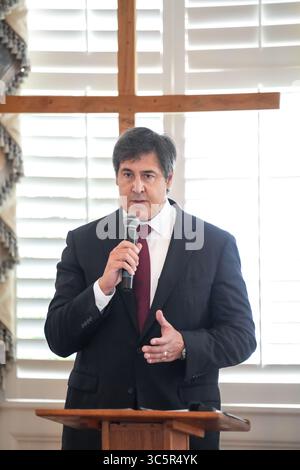 Charleston (États-Unis d'Amérique). 30 juillet 2025. Charleston (États-Unis d'Amérique). 30 juillet 2025. Projet 2025 L'architecte Paul dans, debout devant une croix, prononce un discours lors d'un déjeuner de prière à l'église anglicane de Michael, le 30 juillet 2025 à Charleston, Caroline du Sud. Dans a annoncé qu'il se présenterait pour déloger le sénateur républicain Lyndsey Graham Credit : Richard Ellis/Richard Ellis/Alamy Live News Banque D'Images