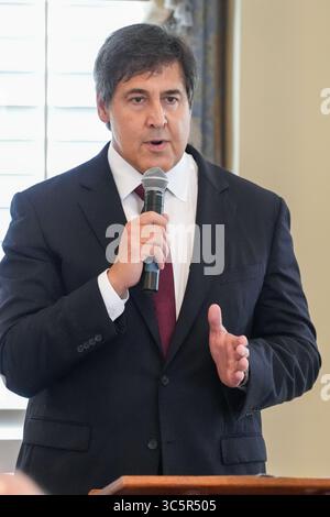 Charleston (États-Unis d'Amérique). 30 juillet 2025. Charleston (États-Unis d'Amérique). 30 juillet 2025. Projet 2025 architecte Paul dans, prononce une allocution lors d'un petit déjeuner de prière à l'église anglicane de Michael, le 30 juillet 2025 à Charleston, Caroline du Sud. Dans a annoncé qu'il se présenterait pour déloger le sénateur républicain Lyndsey Graham Credit : Richard Ellis/Richard Ellis/Alamy Live News Banque D'Images