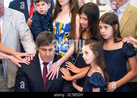 Charleston (États-Unis d'Amérique). 30 juillet 2025. Charleston (États-Unis d'Amérique). 30 juillet 2025. Des supporters jouent l'on of Hands à l'architecte du projet 2025 Paul dans, au centre, lors d'un petit déjeuner de prière à l'église anglicane de Michael, le 30 juillet 2025 à Charleston, Caroline du Sud. Dans a annoncé qu'il se présenterait pour déloger le sénateur républicain Lyndsey Graham Credit : Richard Ellis/Richard Ellis/Alamy Live News Banque D'Images