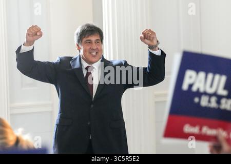 Charleston (États-Unis d'Amérique). 30 juillet 2025. Charleston (États-Unis d'Amérique). 30 juillet 2025. Projet 2025 architecte Paul dans, arrive pour annoncer sa candidature à la primaire du Sénat GOP au bâtiment Old Exchange, le 30 juillet 2025 à Charleston, Caroline du Sud. Dans se joint à une foule de conservateurs qui courent pour renverser le sénateur républicain Lyndsey Graham. Crédit : Richard Ellis/Richard Ellis/Alamy Live News Banque D'Images