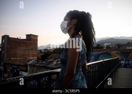 22 mars 2020, Colombie : jeune femme portant un masque facial dans les rues vides de Cali, pendant le confinement du Coronavirus en Colombie (crédit image : © Nano Calvo/VW pics via ZUMA Wire) Banque D'Images