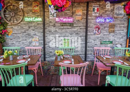 Miami Beach Florida, South Beach, Washington Avenue, Mama’s Tacos Mexican Restaurant mur de patio couvert de carreaux de pierre, al fresco repas néon phrases ora Banque D'Images