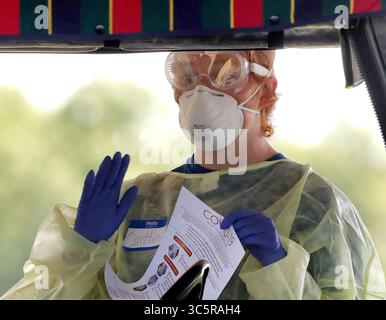 23 mars 2020, les villages, FL, États-Unis : un étudiant en médecine de l'Université de Floride affiche une fiche d'information à un résident des villages, Fla. sur un site de dépistage du coronavirus au Polo Club des villages, lundi 23 mars 2020. Le site de test est exploité par UF Health. (Crédit image : © TNS via ZUMA Wire) Banque D'Images