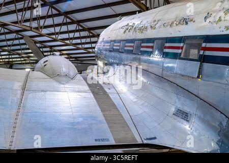 Une image en gros plan capture un vieil avion rouillé de l'US Air Force à l'intérieur d'un hangar Banque D'Images