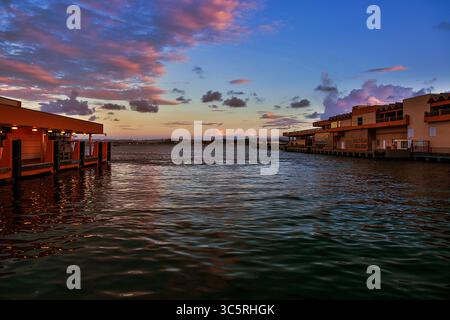 Coucher de soleil sur la ville côtière de Porto Rico Banque D'Images