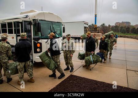23 mars 2020 - Bethesda, Maryland, États-Unis - des marins affectés au Navy Medicine Readiness and Training Command (NMR&TC) chargent un autobus au départ du navire-hôpital USNS Comfort (T-AH 20) du Military Sealift Command pour soutenir les efforts de lutte contre le COVID19 le long de la côte est des États-Unis d'Amérique ( (Credit image : © U.S. Navy/ZUMA Wire/ZUMAPRESS.com) Banque D'Images
