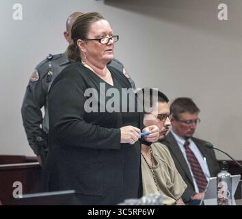 20 août 2019, USA : Jennifer Burrill, à gauche, défenseur public à Santa Fe, représente Chris Garcia, au centre, au tribunal mardi 20 août 2019. Garcia est accusé du meurtre de Selena Valencia en juin 2017. Burrill a été testé positif au COVID-19. (Crédit image : © Eddie Moore/Albuquerque Journal via ZUMA Wire) Banque D'Images