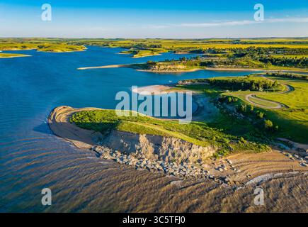 Une vue aérienne à couper le souffle capture le rivage étendu du lac Sakakawea au coucher du soleil Banque D'Images