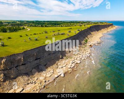 Une vue aérienne à couper le souffle capture le rivage étendu du lac Sakakawea au coucher du soleil Banque D'Images