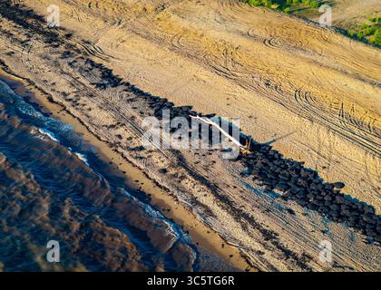 Une vue aérienne à couper le souffle capture le rivage étendu du lac Sakakawea au coucher du soleil Banque D'Images