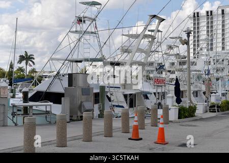 1er avril 2020, Fort Lauderdale, Floride, États-Unis d'Amérique : FORT LAUDERDALE, FL - 01 AVRIL : le tourisme est mort car les attractions et les aéroports sont vides ou fermés en Floride alors que COVID-19 balaye l'état le 1er avril 2020 à Fort Lauderdale, Floride..personnes : bateaux de pêche (crédit image : © SMG via ZUMA Wire) Banque D'Images