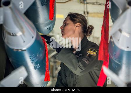 26 mars 2020 - Barksdale Air Force base, Louisiane, États-Unis - Capitaine Leila 'Roulette' Gerencser, officier des systèmes d'armes du 20th Bomb Squadron, inspecte un B-52H Stratofortress tout en se préparant au décollage à Barksdale Air Force base, La., le 26 mars 2020. Un équipage entièrement féminin du 96th BS, du 11th Bomb Squadron, du 20th Bomb Squadron et de la 2nd Bomb Wing vole pour le mois de l'histoire des femmes. (Crédit image : © Lillian Miller/U.S. Air Force/ZUMA Wire/ZUMAPRESS.com) Banque D'Images