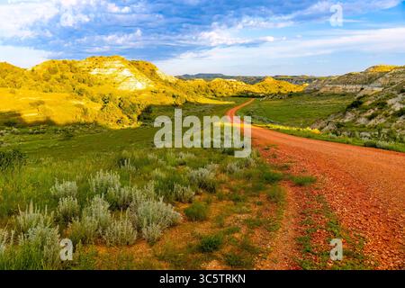 Un sentier captivant serpente à travers les majestueux canyons du parc national Theodore Roosevelt Banque D'Images