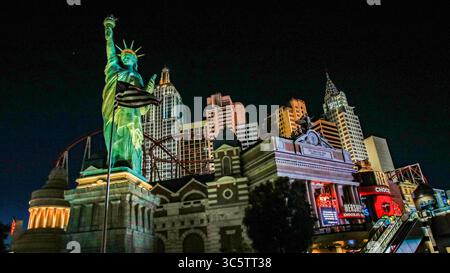 1er avril 2020, Las Vegas, Nevada, États-Unis :New York New York affiche des messages pendant la fermeture car les stations restent fermées en raison de la fermeture de tout l'État en raison de la propagation continue du coronavirus à travers les États-Unis. Nevada Gov Steve Sisolak a ordonné une fermeture obligatoire de toutes les entreprises non essentielles dans l'état, y compris tous les casinos jusqu'au 30 avril au moins pour aider à lutter contre la propagation du virus. L’Organisation mondiale de la santé a déclaré le coronavirus (COVID-19) pandémie mondiale le 11 mars. (Crédit image : © Larry Burton/ZUMA Wire/ZUMAPRESS.com) Banque D'Images