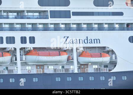 2 avril 2020, Fort Lauderdale, Floride, États-Unis d'Amérique : FORT LAUDERDALE, FL - 02 AVRIL : COVID-19 - deux navires de croisière touchés par le coronavirus le MS Zaandam et le MS Rotterdam ont débarqué à Port everglades Foirda avec des morts et malades à bord après des semaines en mer. MS Zaandam et MS Rotterdam sont des navires de croisière détenus et exploités par Holland America Line, du nom des villes des pays-Bas le 2 avril 2020 à Port Everglades à Fort Lauderdale, Floride. Personnes : MS Zaandam (crédit image : © SMG via ZUMA Wire) Banque D'Images