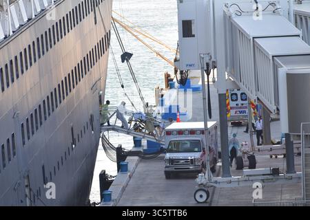 2 avril 2020, Fort Lauderdale, Floride, États-Unis d'Amérique : FORT LAUDERDALE, FL - 02 AVRIL : COVID-19 - deux navires de croisière touchés par le coronavirus le MS Zaandam et le MS Rotterdam ont débarqué à Port everglades Foirda avec des morts et malades à bord après des semaines en mer. MS Zaandam et MS Rotterdam sont des navires de croisière détenus et exploités par Holland America Line, du nom des villes des pays-Bas le 2 avril 2020 à Port Everglades à Fort Lauderdale, Floride. Personnes : (crédit image : © SMG via ZUMA Wire) Banque D'Images