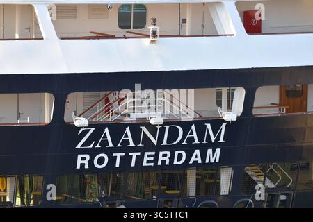 2 avril 2020, Fort Lauderdale, Floride, États-Unis d'Amérique : FORT LAUDERDALE, FL - 02 AVRIL : COVID-19 - deux navires de croisière touchés par le coronavirus le MS Zaandam et le MS Rotterdam ont débarqué à Port everglades Foirda avec des morts et malades à bord après des semaines en mer. MS Zaandam et MS Rotterdam sont des navires de croisière détenus et exploités par Holland America Line, du nom des villes des pays-Bas le 2 avril 2020 à Port Everglades à Fort Lauderdale, Floride. Personnes : (crédit image : © SMG via ZUMA Wire) Banque D'Images