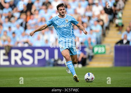 Liam Kitching (15 Coventry City) contrôle le ballon lors du match amical de pré-saison entre Coventry City et le Real Betis Balompié à la Coventry Building Society Arena, Coventry le mercredi 30 juillet 2025. (Photo : Kevin Hodgson | mi News) crédit : MI News & Sport /Alamy Live News Banque D'Images