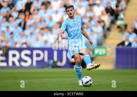 Liam Kitching (15 Coventry City) passe le ballon lors du match amical de pré-saison entre Coventry City et le Real Betis Balompié à la Coventry Building Society Arena, Coventry le mercredi 30 juillet 2025. (Photo : Kevin Hodgson | mi News) crédit : MI News & Sport /Alamy Live News Banque D'Images