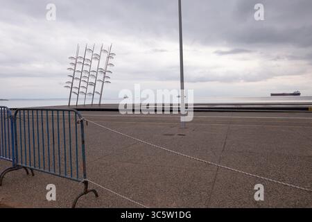 3 avril 2020 - Thessalonique, Macédoine centrale, Grèce - les parapluies G.Zongolopoulos après la restriction d'accès pour les citoyens à la promenade du front de mer de Thessalonique. Mardi 31 mars, il a été annoncé une restriction à la circulation des citoyens sur la promenade du front de mer, à Thessalonique, une autre décision contre la propagation du COVID-19 en Grèce. La Grèce en est au 13ème jour du confinement national, alors que le nombre de cas confirmés a atteint 1,613, avec 67 décès et 53 guéris. (Crédit image : © Achilleas Chiras/ZUMA Wire/ZUMAPRESS.com) Banque D'Images