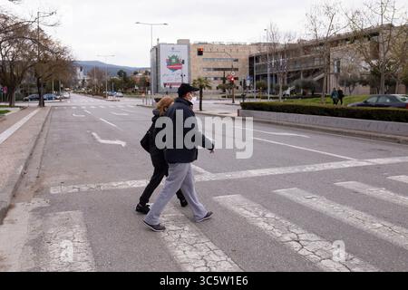 3 avril 2020 - Thessalonique, Macédoine centrale, Grèce - les gens marchent gagnent un carrefour vide, dans le centre de Thessalonique. La Grèce en est au 13ème jour du confinement national, alors que le nombre de cas confirmés a atteint 1,613, avec 67 décès et 53 guéris. (Crédit image : © Achilleas Chiras/ZUMA Wire/ZUMAPRESS.com) Banque D'Images