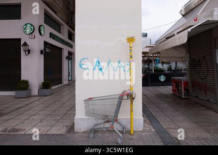 3 avril 2020 - Thessalonique, Macédoine centrale, Grèce - Une brouette bloquée dans une rue centrale de Thessalonique, sur un graffiti 'HELLAS'. La Grèce en est au 13ème jour du confinement national, alors que le nombre de cas confirmés a atteint 1,613, avec 67 décès et 53 guéris. (Crédit image : © Achilleas Chiras/ZUMA Wire/ZUMAPRESS.com) Banque D'Images