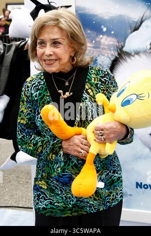 13 novembre 2011, Los Angeles, CA, États-Unis : LOS ANGELES - 13 nov : June Foray à la première de ''Happy Feet Two'' au Grauman's Chinese Theater le 13 novembre 2011 à Los Angeles, CA (crédit image : © Kathy Hutchins via ZUMA Wire) Banque D'Images
