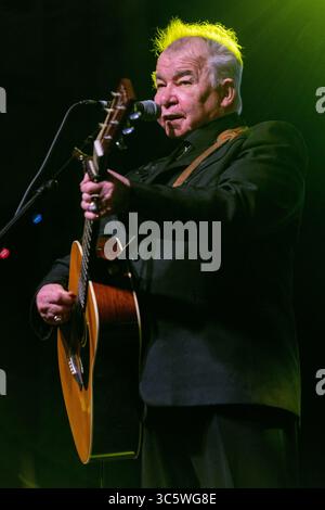 NOUS NOUS SOUVENONS : JOHN PRINE (10 octobre 1946 - 7 avril 2020) était un auteur-compositeur-interprète country américain mort du COVID-19 le 7 avril 2020, à Nashville, Tennessee, USA, le chanteur John Prine, 73 ans, est décédé au centre médical de l'Université de Vanderbilt. La cause était des complications de COVID-19, a déclaré sa famille. PHOTO DU DOSSIER : 15 juin 2019, Manchester, Tennessee, États-Unis : JOHN PRINE se produit au Bonnaroo Music + Arts Festival 2019. (Crédit image : © Daniel DeSlover/ZUMA Wire) Banque D'Images