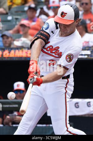 Baltimore, États-Unis. 30 juillet 2025. BALTIMORE, MD - JUILLET 30 : Gunnar Henderson (2), arrêt court des Orioles de Baltimore, frappe lors d'un match MLB entre les Orioles de Baltimore et les Blue Jays de Toronto, le 30 juillet 2025, à Oriole Park à Camden Yards, à Baltimore, Maryland. (Photo de Tony Quinn/SipaUSA) crédit : Sipa USA/Alamy Live News Banque D'Images