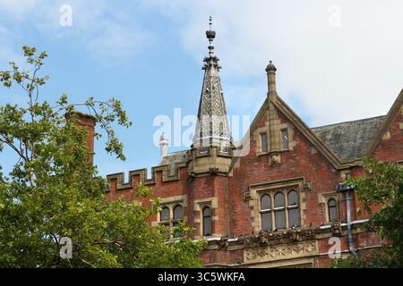 Détails sur le côté du bâtiment dans le centre-ville de Sheffield Angleterre, bâtiment orné avec finial Lloyds bâtiment de la banque de l'est parade Grade II Banque D'Images